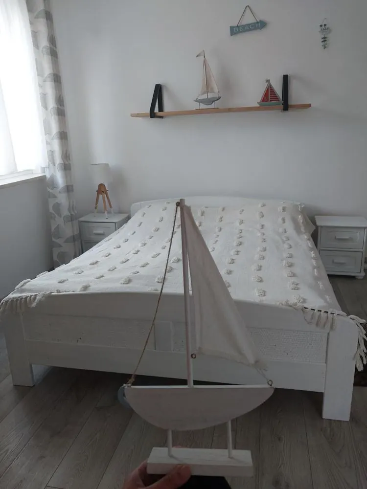 Jasny pokój z podwójnym łóżkiem, morska stylistyka