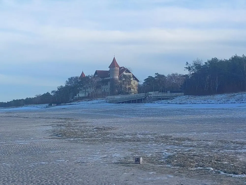 Zabytkowy budynek nad plażą w Łebie zimą