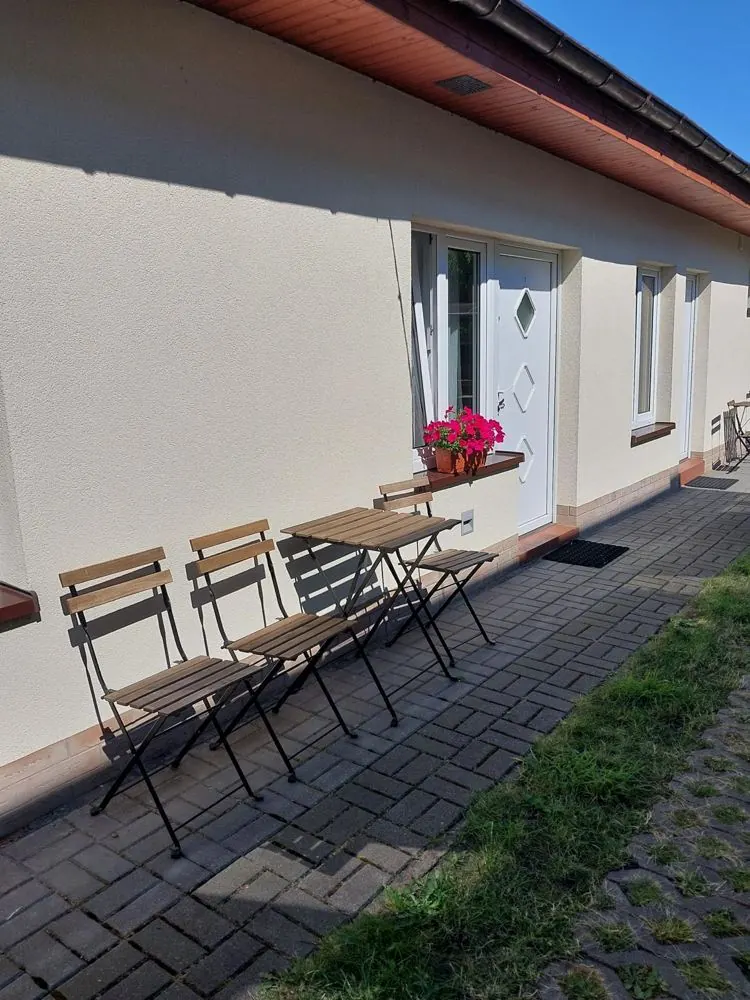 Stolik i krzesła przed wejściem do pokoju